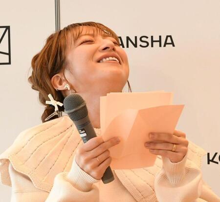 　長女・希空さんからの手紙を読み、目を潤ませる辻希美（撮影・佐藤厚）