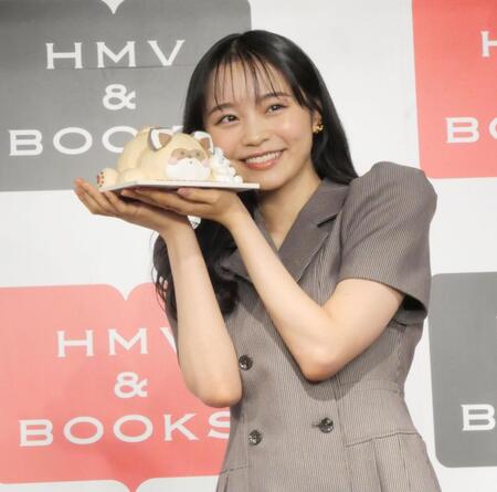 　サプライズでケーキをプレゼントされ笑顔を見せる林芽亜里