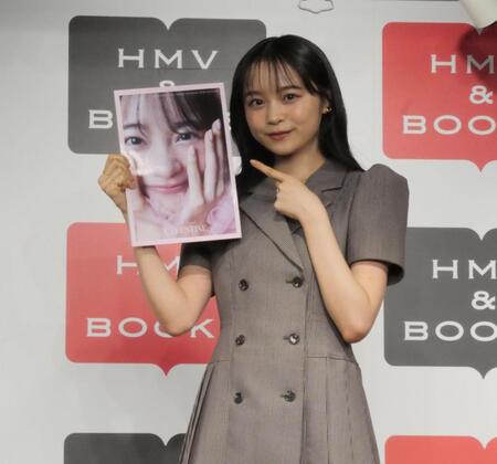 　カレンダーフォトブックをアピールする林芽亜里