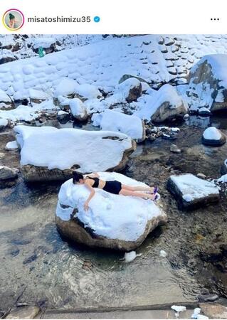 　サウナ後の雪ダイブが大迫力！清水みさとのインスタグラム＠ｍｉｓａｔｏｓｈｉｍｉｚｕ３５より 
