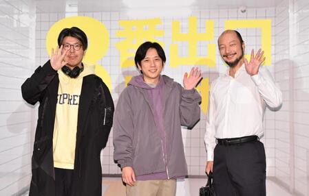 　舞台あいさつを行った（左から）川村元気監督、二宮和也、河内大和（撮影・開出牧）