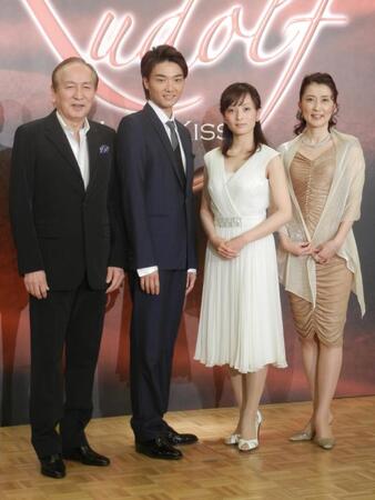 　ミュージカル「ルドルフ　ザ・ラスト・キス」の製作発表に出席した（左から）村井國夫、井上芳雄、和音美桜、一路真輝＝２０１２年
