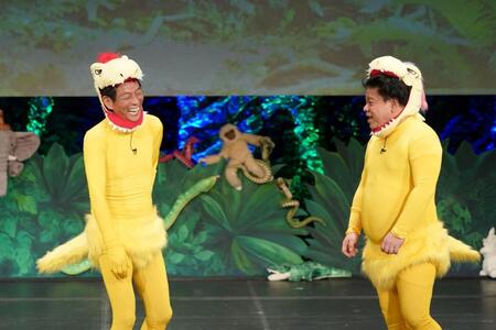 　「『国ぁ宝（酷ほう）』～ジュェラシックパーク　ワールドシリーズ　第７戦～」に出演した明石家さんま（左）、ジミー大西＝東京・ＩＭＭ　ＴＨＥＡＴＥＲ　©吉本興業