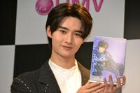 　「２０２６年版　藤岡真威人カレンダー」イベントに登場して、お気に入りカットを発表する藤岡真威人