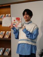 　撮影に応じる板垣李光人