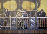 　ラストライブ「Ｂｒｅａｋ　ｔｈｅ　ＫＡＴ－ＴＵＮ」でパフォーマンスするＫＡＴ－ＴＵＮの（左から）中丸雄一、亀梨和也、上田竜也