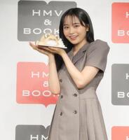　サプライズでケーキをプレゼントされ笑顔を見せる林芽亜里