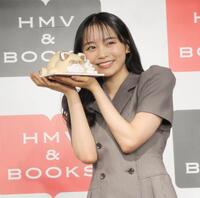 　サプライズでケーキをプレゼントされ笑顔を見せる林芽亜里