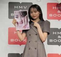 　カレンダーフォトブックをアピールする林芽亜里