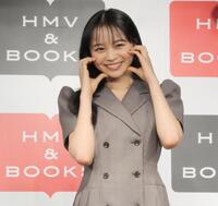 　かわいらしくポーズを取る林芽亜里