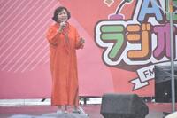 　大雨の中で熱唱する上沼恵美子