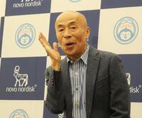 　ポーズを決めて撮影に応じた井手らっきょ