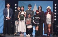　各部門のグランプリに輝いた（前列左から）島村侑さん、田島あかりさん、山崎陽愛さん。（後列左から）ＭＣのこにわ、ＪＵＮＰＥＩ、☆Ｔａｋｕ　Ｔａｋａｈａｓｈｉ、高石あかり、ＪＥＳＳＩＣＡ（撮影・園田高夫）