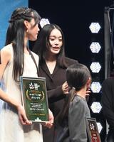 　モデル部門グランプリの田島あかりさんに声をかける高石あかり（中央）＝撮影・園田高夫