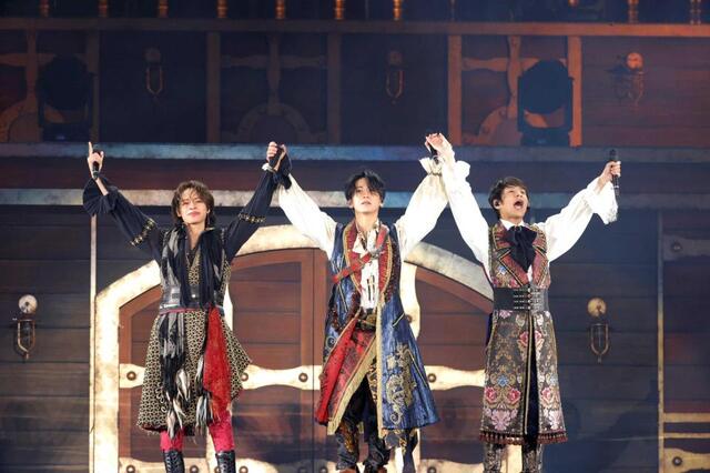 KAT－TUN 異例の解散後ライブでド派手フィナーレ シャンパン