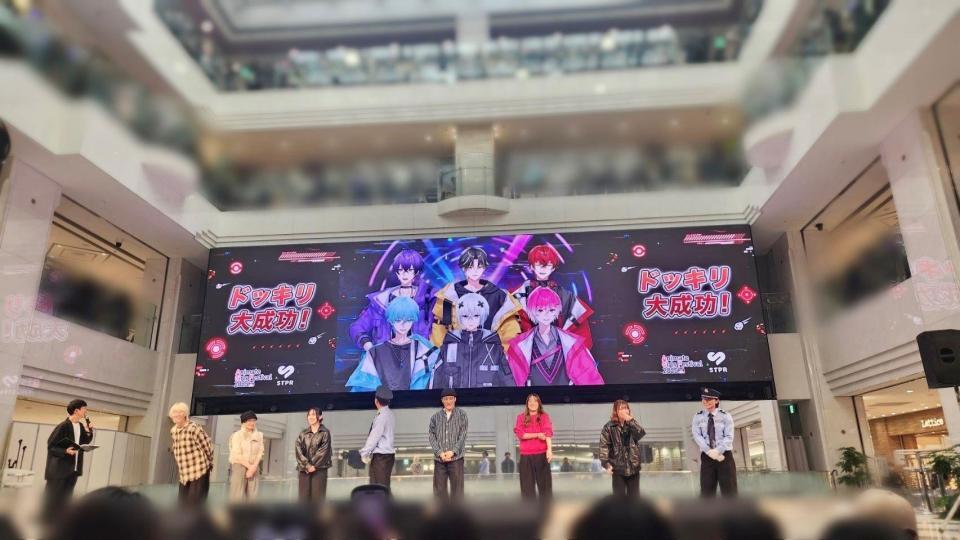 　モニターに映し出されためておら　－　Ｍｅｔｅｏｒｉｔｅｓ　ーと（ステージ上の）ドッキリを行った演者