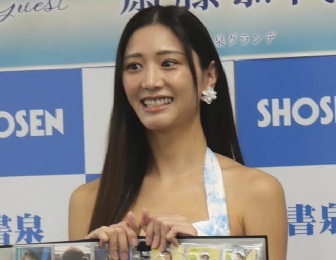 　抜群のスタイルでインタビューを受ける斎藤恭代