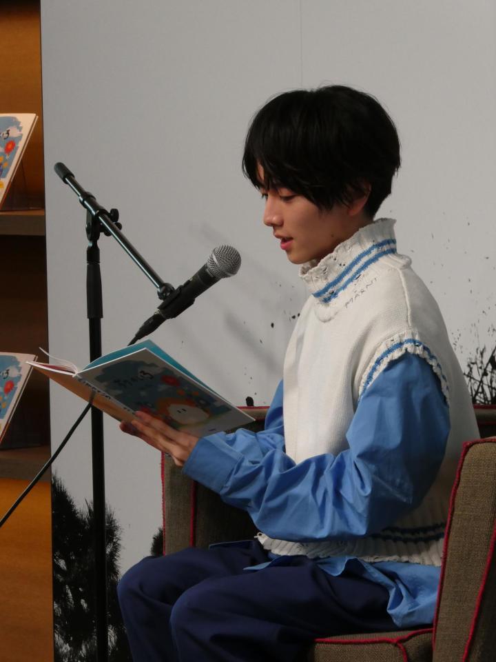 　読み聞かせを行う板垣李光人
