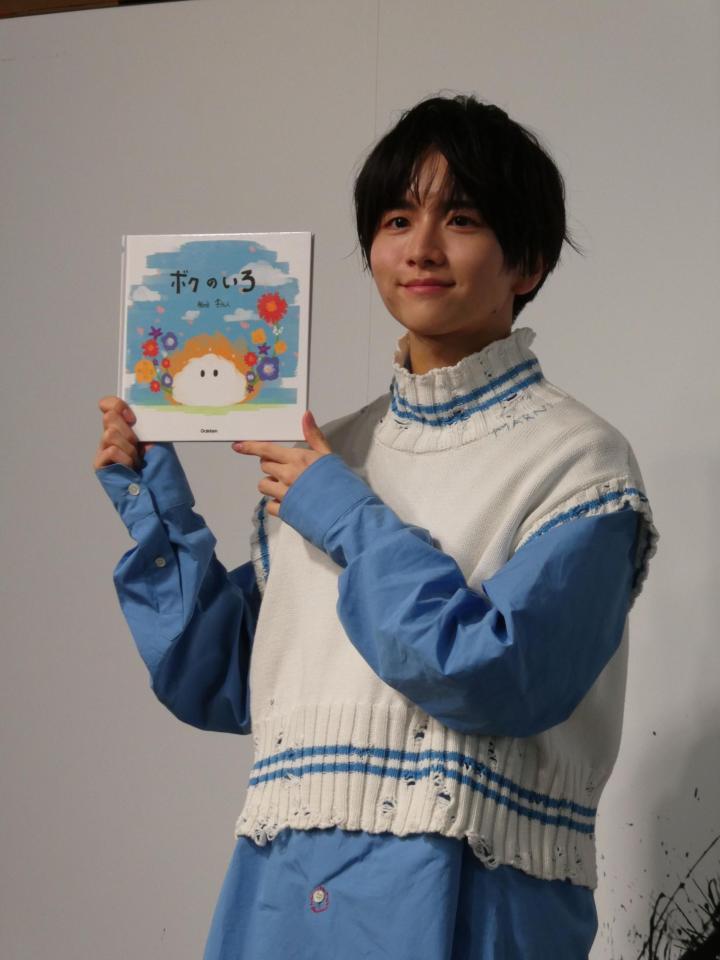 　撮影に応じる板垣李光人