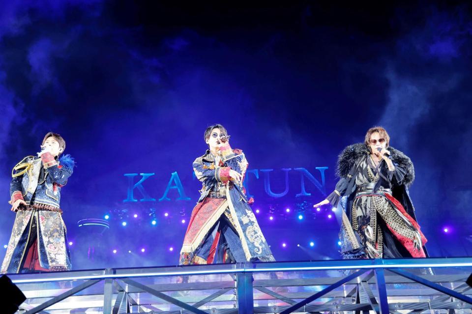 　ラストライブ「Ｂｒｅａｋ　ｔｈｅ　ＫＡＴ－ＴＵＮ」でパフォーマンスするＫＡＴ－ＴＵＮの（左から）中丸雄一、亀梨和也、上田竜也