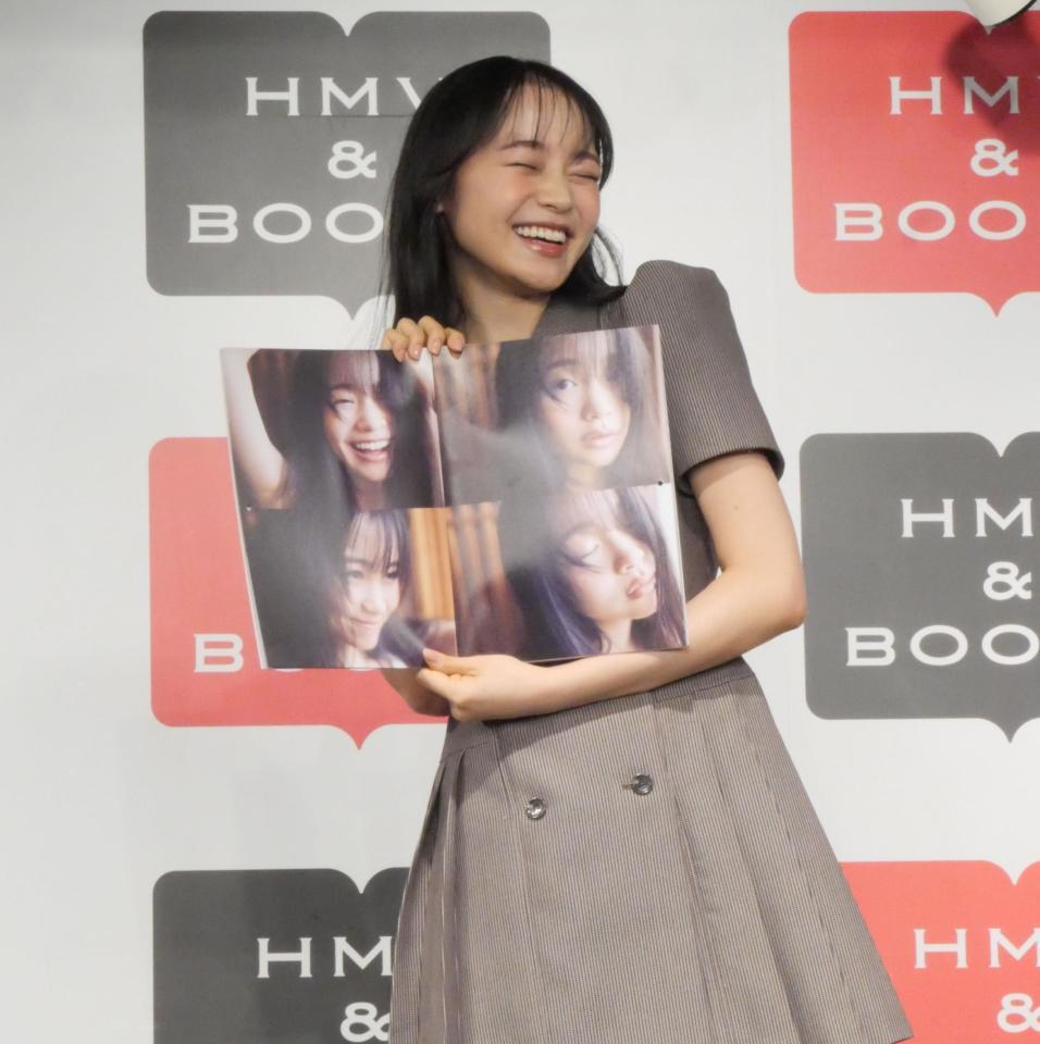 　お気に入りカットと同じ表情でおちゃめに撮影に応じた林芽亜里