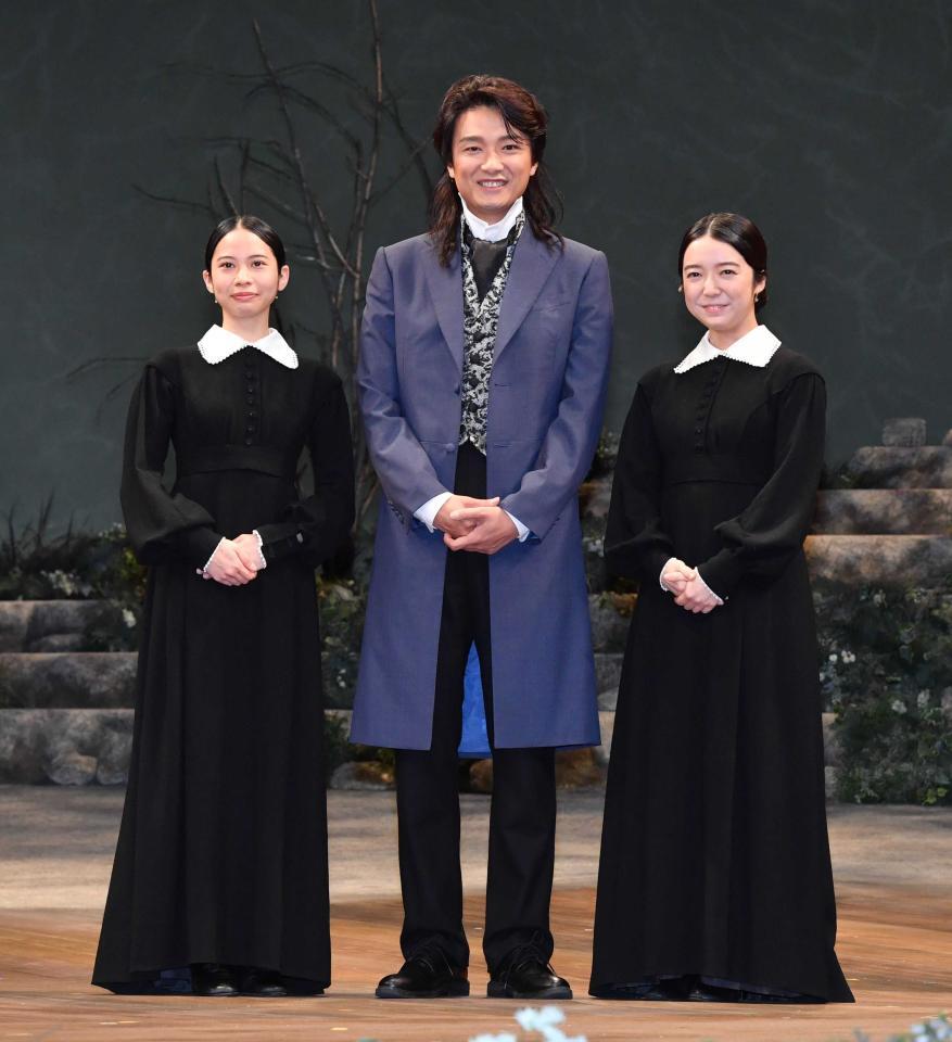 　ミュージカル「ジェーン・エア」の会見に登場した（左から）屋比久知奈、井上芳雄、上白石萌音＝２０２３年