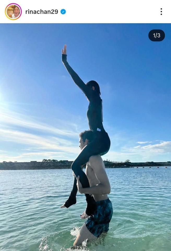 　長男に肩車してもらう知念里奈。インスタグラム＠ｒｉｎａｃｈａｎ２９（９月１８日付）より 