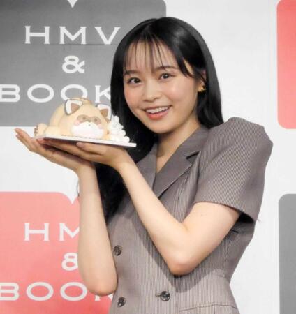 　サプライズでケーキをプレゼントされ笑顔を見せる林芽亜里