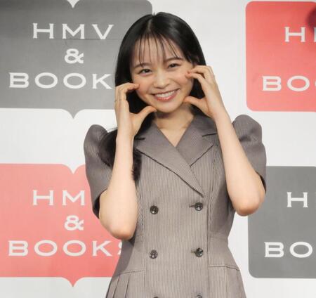 　かわいらしくポーズを取る林芽亜里