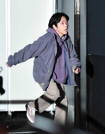 　舞台あいさつに役衣装で登場した二宮和也（撮影・開出牧）