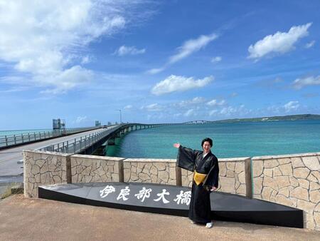 　伊良部大橋前で笑顔を見せる真田ナオキ