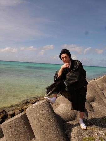 　下地島でポーズを決める真田ナオキ