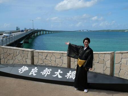 　伊良部大橋前で笑顔を浮かべる真田ナオキ