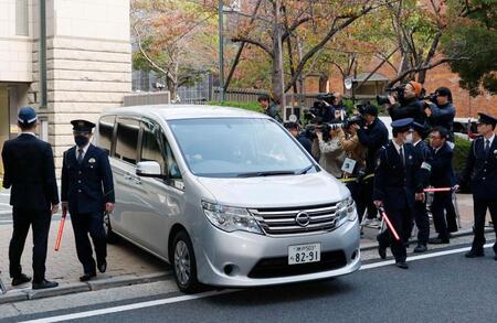 　送検のため兵庫県警本部を出る「ＮＨＫから国民を守る党」党首の立花孝志容疑者を乗せた車両