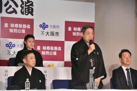 　会見で思いを語る市川中車（中央）