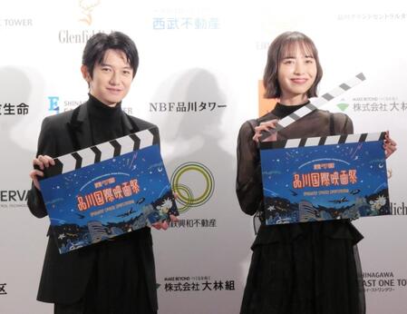 　巨大なカチンコを手に撮影に応じた本郷奏多（左）と井桁弘恵