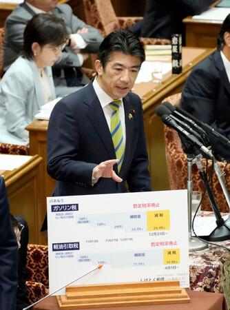 　衆院予算委で質問する立憲民主党の重徳和彦氏