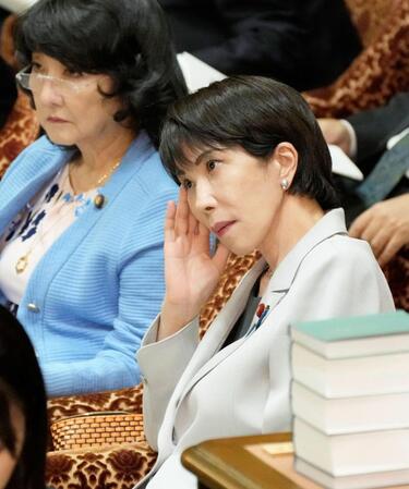 　衆院予算委で質問を聞く高市首相（手前）