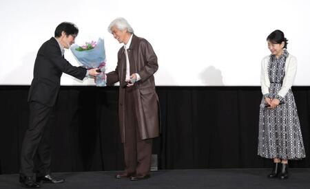 　紫綬褒章を受章した阪本順治監督（左）に花束を贈る佐藤浩市（中央）。右は吉永小百合（撮影・吉澤敬太）