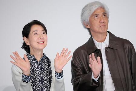 　手を振る吉永小百合（左）と佐藤浩市（撮影・吉澤敬太） 