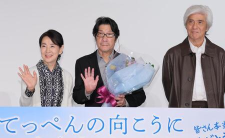 　じゃんけんで勝ち、阪本順治監督（中央）にセンターを譲った吉永小百合（左）。右は佐藤浩市（撮影・吉澤敬太） 