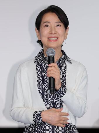 　笑顔であいさつする吉永小百合（撮影・吉澤敬太） 