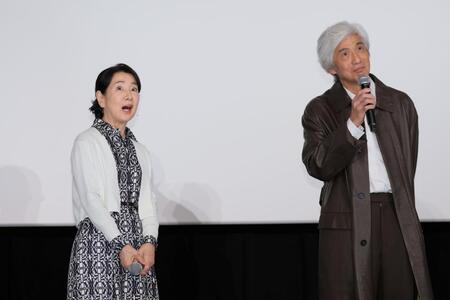 　佐藤浩市（右）の発言に驚く吉永小百合（撮影・吉澤敬太） 