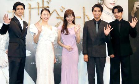 　ミュージカル「エリザベート」会見での井上芳雄（右から２人目）。左端には「べらぼう」で「京伝先生」を演じる古川雄大が（２５年９月）