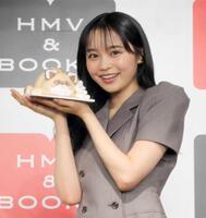 　サプライズでケーキをプレゼントされ笑顔を見せる林芽亜里