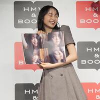 　お気に入りカットと同じ表情でおちゃめに撮影に応じた林芽亜里