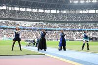 　試合前にスペシャルライブを行うＭＡＸの（左から）ＬＩＮＡ、ＭＩＮＡ、ＲＥＩＮＡ、ＮＡＮＡ