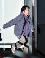 　舞台あいさつに役衣装で登場した二宮和也（撮影・開出牧）