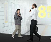 　舞台あいさつで撮影シーンを再現する二宮和也（左）と河内大和（撮影・開出牧）