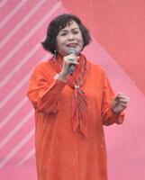 　大雨の中で熱唱する上沼恵美子